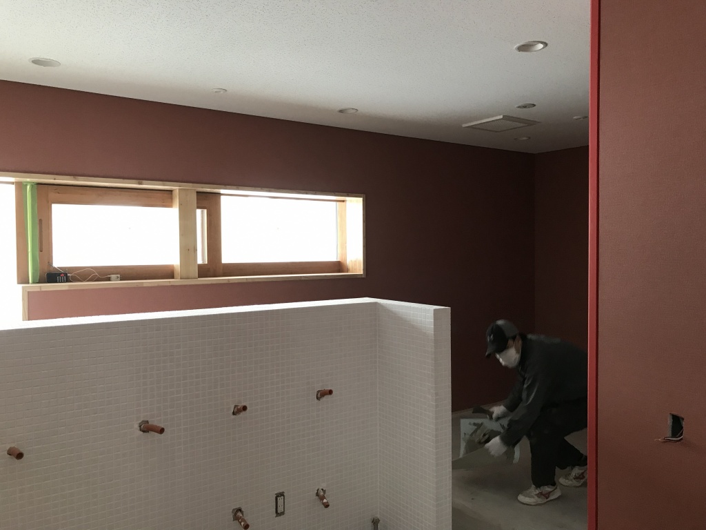 赤い色が可愛らしい幼児用トイレの画像