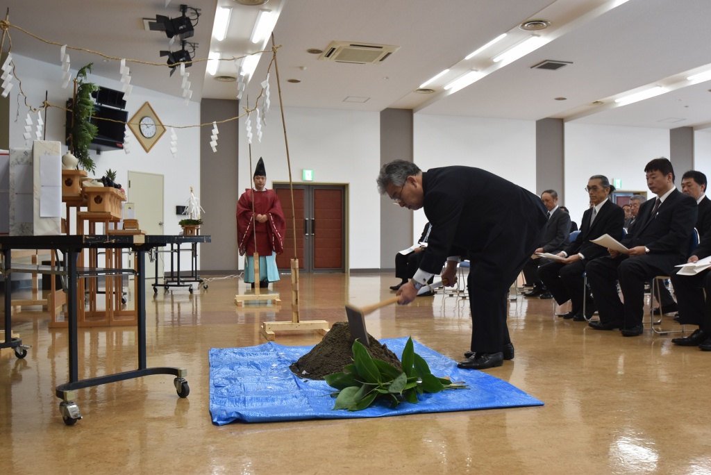 鍬入れの儀（厚沢部町長）の画像