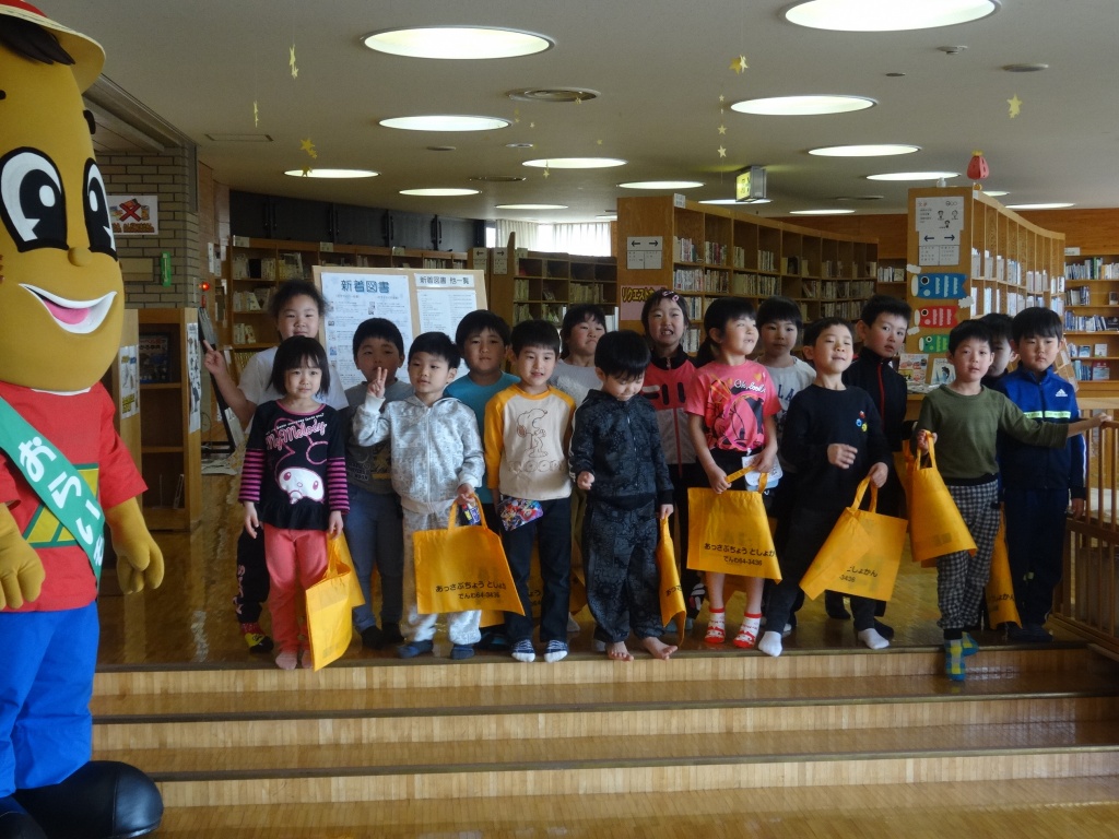 「図書館へ厚沢部小1年生が来館」の画像