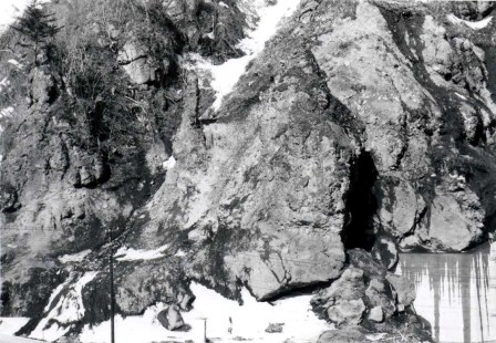 稲倉石岩陰遺跡全景の画像
