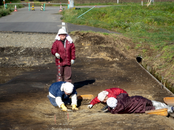腹ばいで発掘？