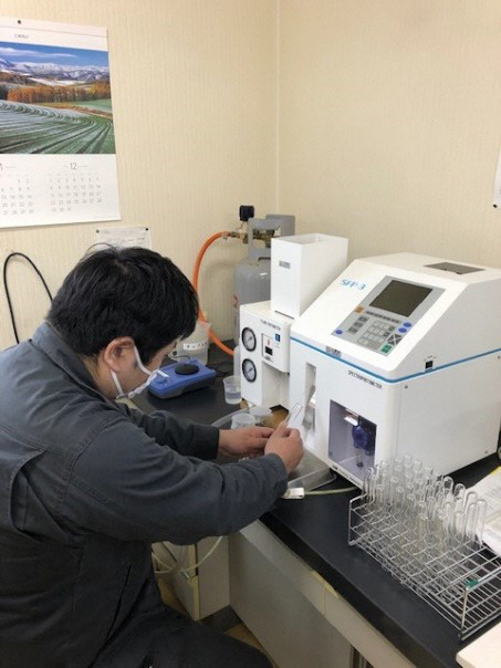 土壌の成分値を計測中