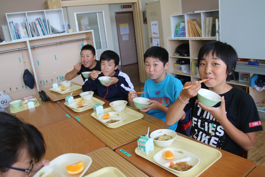 鶉小給食の様子