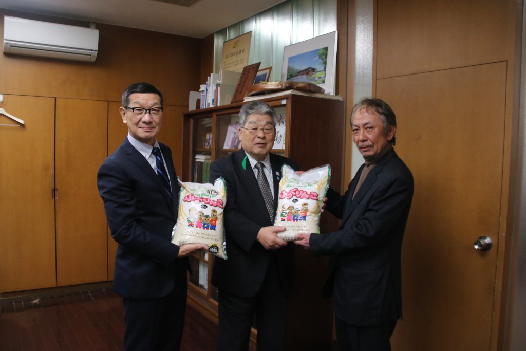厚沢部町米作振興会（山田智稔会長）より寄贈