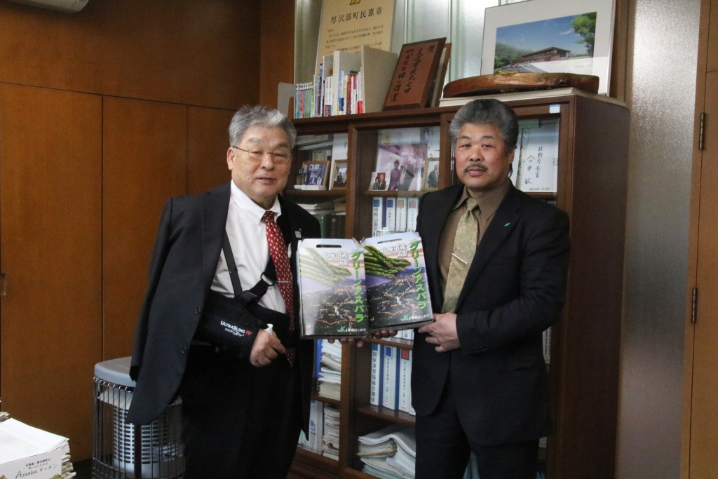 根津組合長がグリーンアスパラガスをお届け