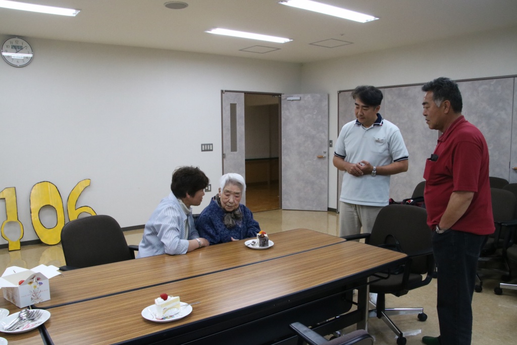 なつさんを囲んで談笑