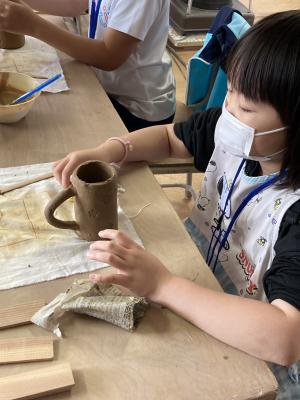 マグカップを作成する小学生