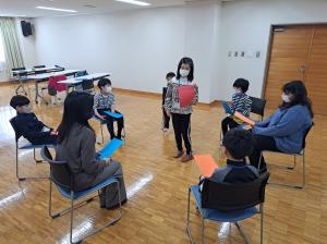 色を使った椅子取りゲームをする低学年のクラスの様子