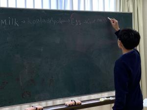 英単語でしりとりをする高学年のクラスの様子