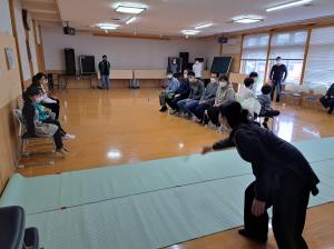 多世代で行うカーリンコンをおこなう参加者