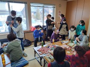 あやとりなど昔の遊びをする画像