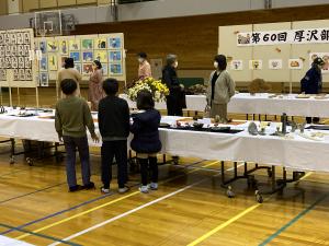 陶芸の展示作品を見学する小学生