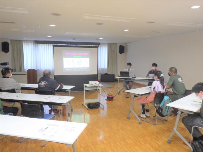 座学による講義を受ける参加者