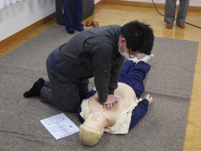 講師の指導をもとに心肺蘇生法を実践する参加者
