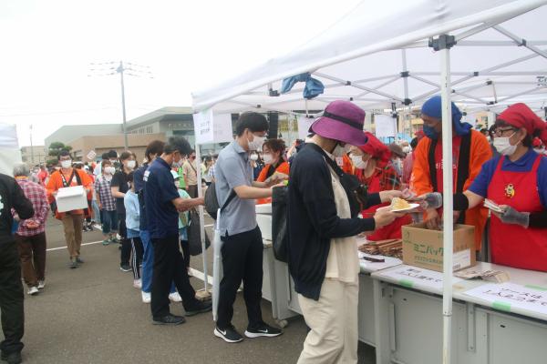 ジャンボコロッケが会場で振る舞われる